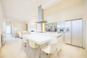 Fridge, microwave, oven, stovetop - Country House 'Casa Con Piscina En Selva' with Sea Views, Wi-Fi and Air Conditioning (Selva)