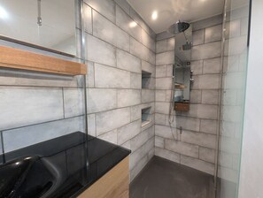 Shower, hair dryer, towels, toilet paper - In the heart of the historic city of Langres, Ville d'Art et d'Histoire.  (Langres)