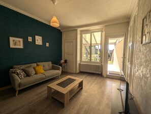 Smart TV - In the heart of the historic city of Langres, Ville d'Art et d'Histoire.  (Langres)