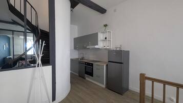 Jääkaappi, mikroaaltouuni, uuni, liesi