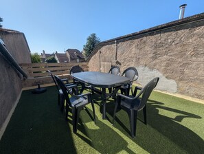 Outdoor dining - In the heart of the historic city of Langres, Ville d'Art et d'Histoire.  (Langres)