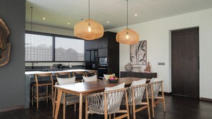 ヴィラ 3 ベッドルーム プライベートプール ガーデンビュー | ダイニングルーム