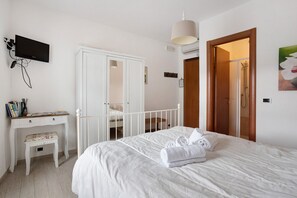 1 bedroom, bed sheets