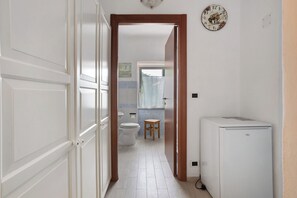 Regadera, secadora de cabello, toallas 