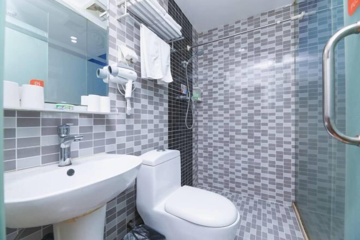 Un baño con lavabo, inodoro y ducha.