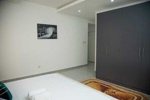 Superior-Apartment, Balkon, Stadtblick | 1 Schlafzimmer, individuell dekoriert, individuell eingerichtet