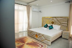 Appartement supérieur, balcon, vue sur la ville | Décor unique, ameublement unique, accès au Wi-Fi (inclus)