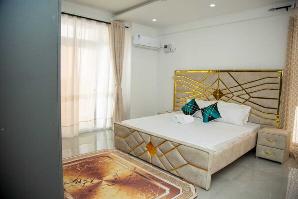 Apartament superior, balcó, vistes a la ciutat | Decoració individual, mobiliari individual i wifi gratuïta 