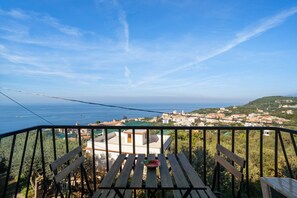 Outdoor dining - Apartment 'Sguardo Sul Golfo' with Sea View, Wi-Fi and Air Conditioning (Massa Lubrense)