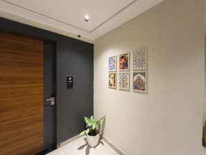 Soundproofing, free WiFi - Royal Palm Inn (Faizabad)