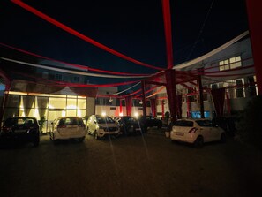 Free self-parking - Royal Palm Inn (Faizabad)