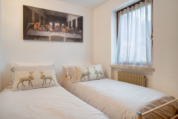 2 bedrooms, iron/ironing board, free WiFi, bed sheets