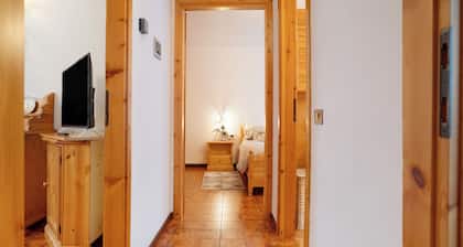 Appartement 'Appartamento Eva' avec vue sur les montagnes, balcon et Wi-Fi