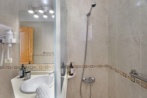 Dusche, Haartrockner, Handtücher