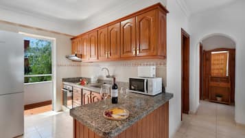 Geladeira, micro-ondas, fogão, cooktop