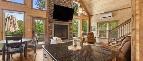 TV connectée, cheminée, livres