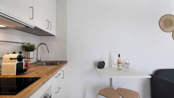 Een koelkast, een oven, een kookplaat, een koffiezetapparaat/waterkoker