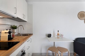 Fridge, oven, stovetop, coffee/tea maker - Vacation Home 'El Rinconcito De Niña' with Sea View, Private Terrace and Wi-Fi (Tijoco Bajo)