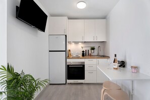 Fridge, oven, stovetop, coffee/tea maker - Vacation Home 'El Rinconcito De Niña' with Sea View, Private Terrace and Wi-Fi (Tijoco Bajo)