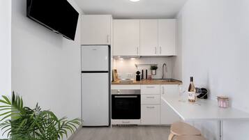 Een koelkast, een oven, een kookplaat, een koffiezetapparaat/waterkoker