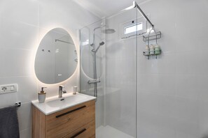 Shower, hair dryer, towels - Vacation Home 'El Rinconcito De Niña' with Sea View, Private Terrace and Wi-Fi (Tijoco Bajo)
