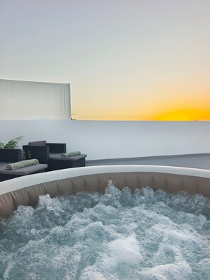 Outdoor spa tub - Vacation Home 'El Rinconcito De Niña' with Sea View, Private Terrace and Wi-Fi (Tijoco Bajo)
