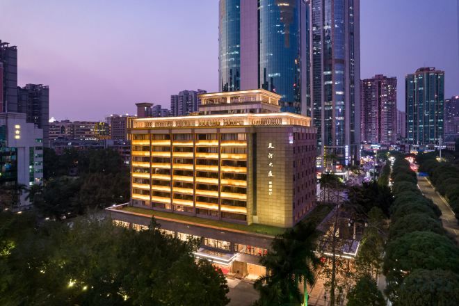 Un grand hôtel à plusieurs étages, situé au cœur d’une ville et offrant une vue panoramique sur le paysage urbain.