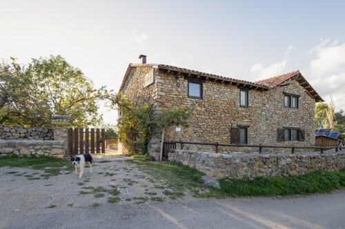 Cal Caló – Colònies Cadí is a mountain farmhouse for peaceful groups in Cortariu, La Cerdanya.