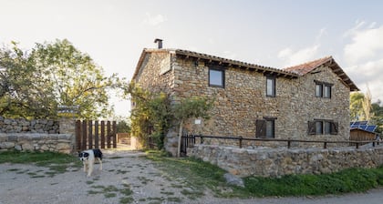 Cal Caló – Colònies Cadí is a mountain farmhouse for peaceful groups in Cortariu, La Cerdanya.