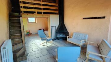 Une pièce chaleureuse avec une cheminée, des meubles en bois et un escalier.
