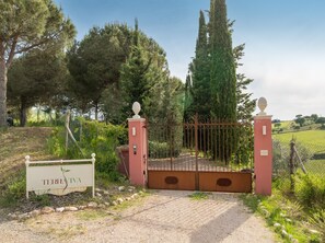 Property grounds - Apartment 'Podere Terraviva - Apt Ginestra' with Sea View, Shared Pool and Wi-Fi (Riparbella)