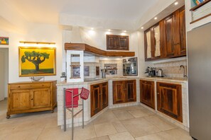 Frigorifero, forno, piano cottura, lavastoviglie