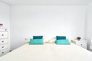 2 bedrooms, iron/ironing board, free WiFi, bed sheets