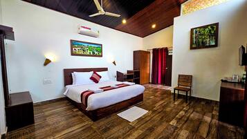 Superior Double Room, Balcony | Desk, laptop workspace, free WiFi