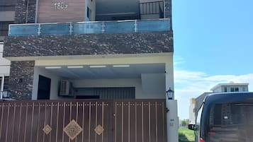 Fachada da propriedade