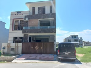 Front of property - Tabi's Inn Guesthouse (Faisal Town)