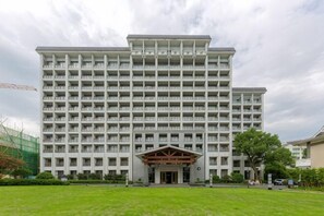 A large, multi-story hotel with a symmetrical facade and a central entrance. - Ji'an Hotel (Ji'an)