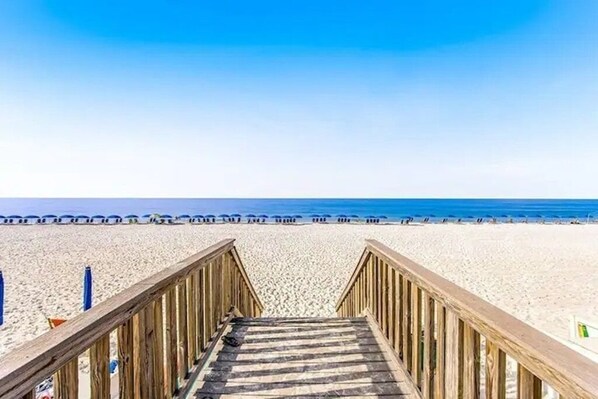 Aan het strand, ligstoelen aan het strand, strandlakens