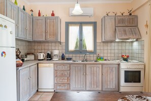 Kjøleskap, ovn, kokeplater og oppvaskmaskin