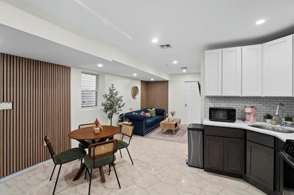 冷蔵庫、電子レンジ、オーブン、コンロ