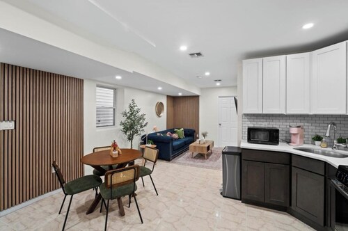  1-Bdr apartment 3 min walk from train to NYC -warm interior design