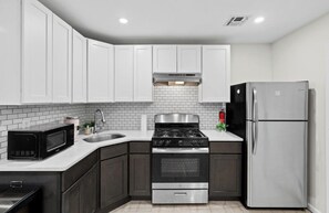 冷蔵庫、電子レンジ、オーブン、コンロ