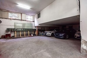 Een meerlaags parkeergarage met twee auto's op het bovenste niveau.