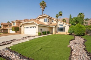 Exterior - Spacious Pet Friendly 4 BR Home W/ Mountain Views, Perfect for Monthly Stays (Moreno Valley)