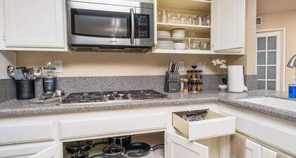 Spacious Pet Friendly 4 BR Home W/ Mountain Views, Perfect for Monthly Stays