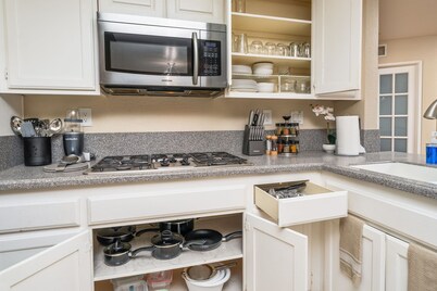 Spacious Pet Friendly 4 BR Home W/ Mountain Views, Perfect for Monthly Stays