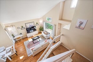 TV - Spacious Pet Friendly 4 BR Home W/ Mountain Views, Perfect for Monthly Stays (Moreno Valley)