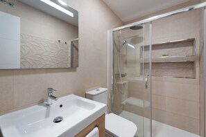 Shower, hair dryer, towels - Vacation Home 'Vivienda El Viajero' with Sea View, Private Terrace and Wi-Fi (Valverde)