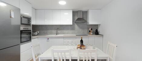 Frigorifero, microonde, forno, piano cottura