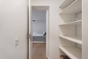 3 bedrooms, iron/ironing board, free WiFi, bed sheets - Vacation Home 'Vivienda El Viajero' with Sea View, Private Terrace and Wi-Fi (Valverde)